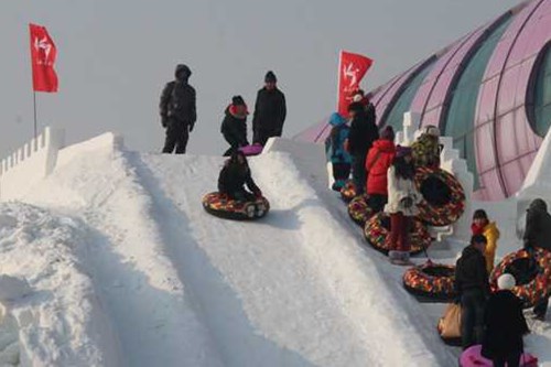 东北科技职业技术学校老师与优秀学生代表前往莲花山长春冰雪欢乐谷一日游