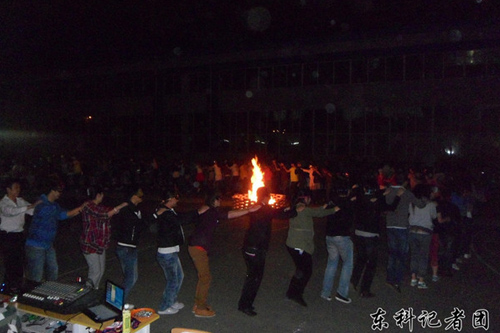 东北科技职业技术学校首次篝火晚会